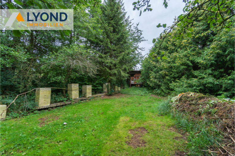 Doppelhaushälfte mit großem Garten in idyllischer Lage!